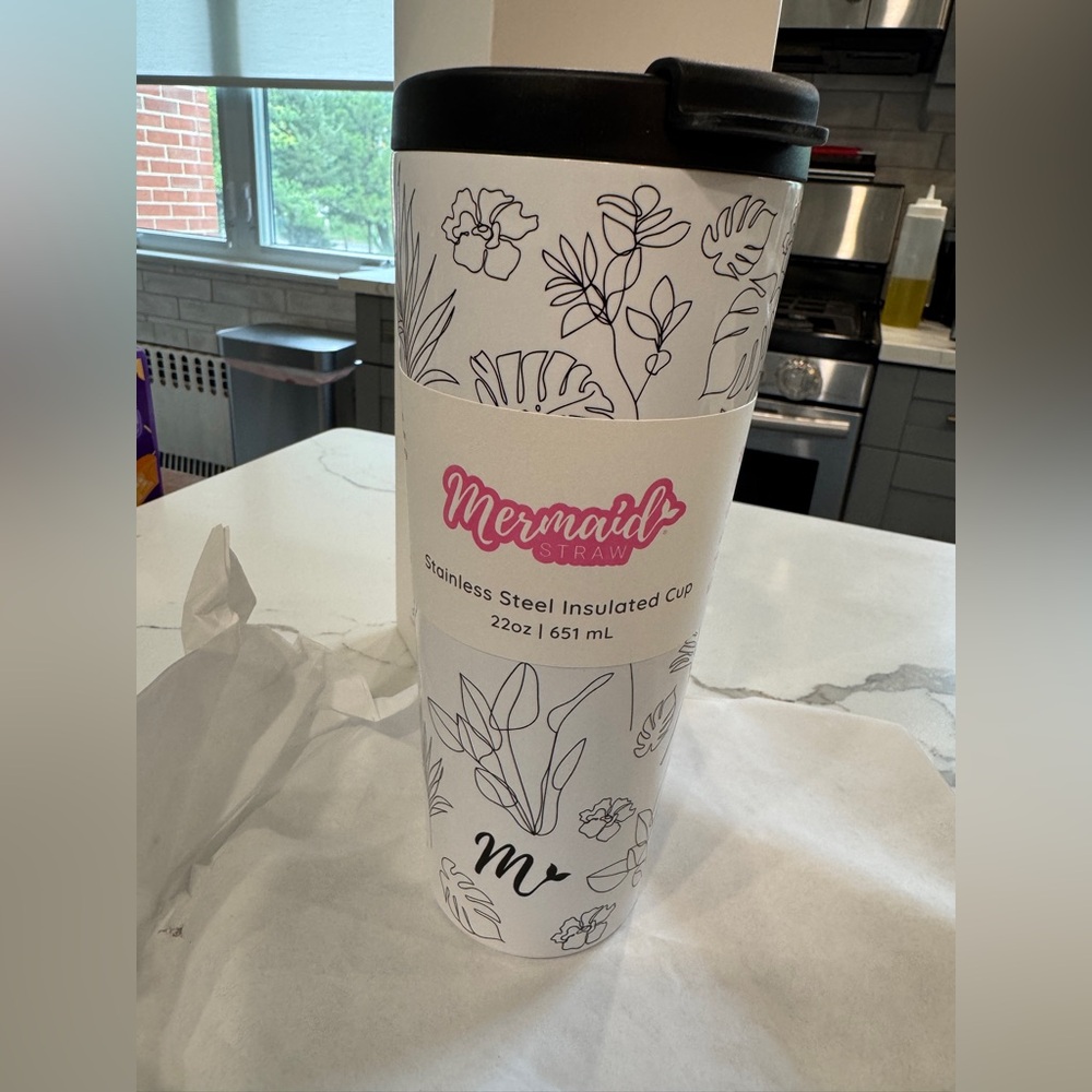 Mermaidstraw brand 22oz tumbler in botanical black/white floral pattern, new